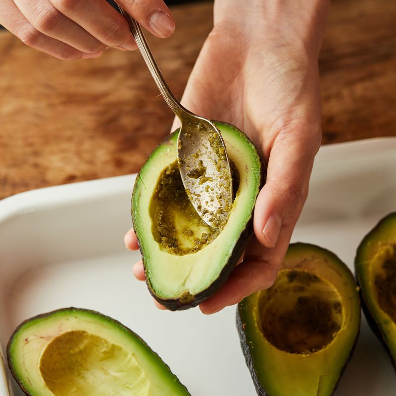 내열 용기에 아보카도를 올리고 아보카도 속에 바질 페스토 ½ 큰술씩 바른 후 연어를 깔고 달걀노른자와 흰자 약간을 넣고 소금, 후춧가루, 올리브 오일을 뿌려주세요.