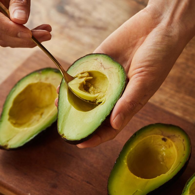 아보카도는 씨앗에 칼날이 닿도록 칼집을 넣은 후, 양쪽을 잡고 서로 반대 방향으로 비틀어 씨앗과 과육을 분리한 후 아보카도 과육을 수저로 한스푼 만 파내주세요.
