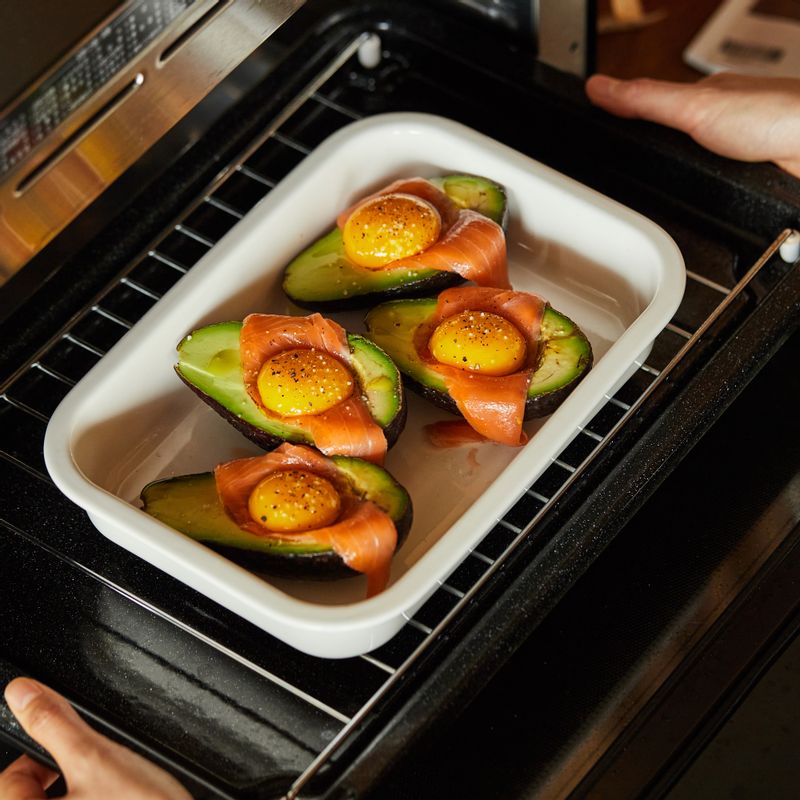 법랑 접시에 석쇠를 놓고 내열 용기를 올려 1단에 넣고 광파오븐 수동요리 <오븐>에서 180도로 10분간 구워주세요.