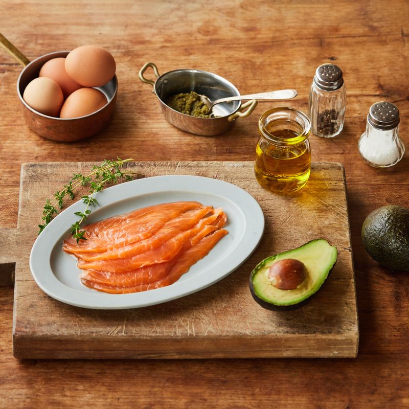 아보카도 연어 오븐구이을 위한 재료 이미지로 연어,달걀,연어 슬라이스,바질 페스토,타임 등으로 구성 되어있습니다.