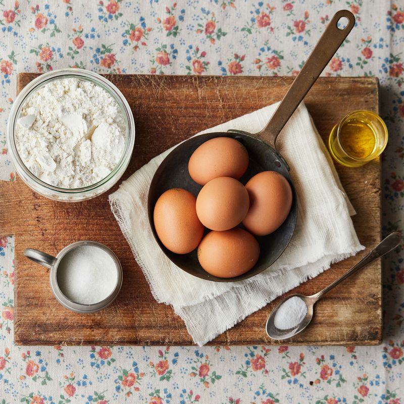 카스테라을 위한 재료 이미지로 노른자,설탕,소금,중력분,생크림 등으로 구성 되어있습니다.