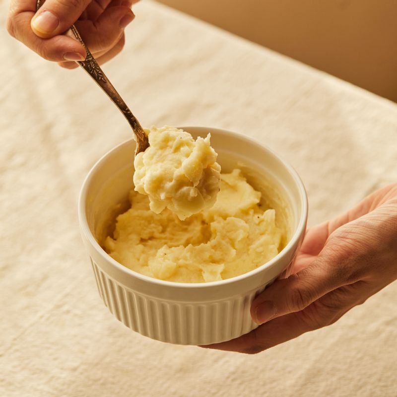 3의 감자에 설탕, 마요네즈, 소금, 후춧가루를 넣어 섞어 감자 속을 만들어 주세요.