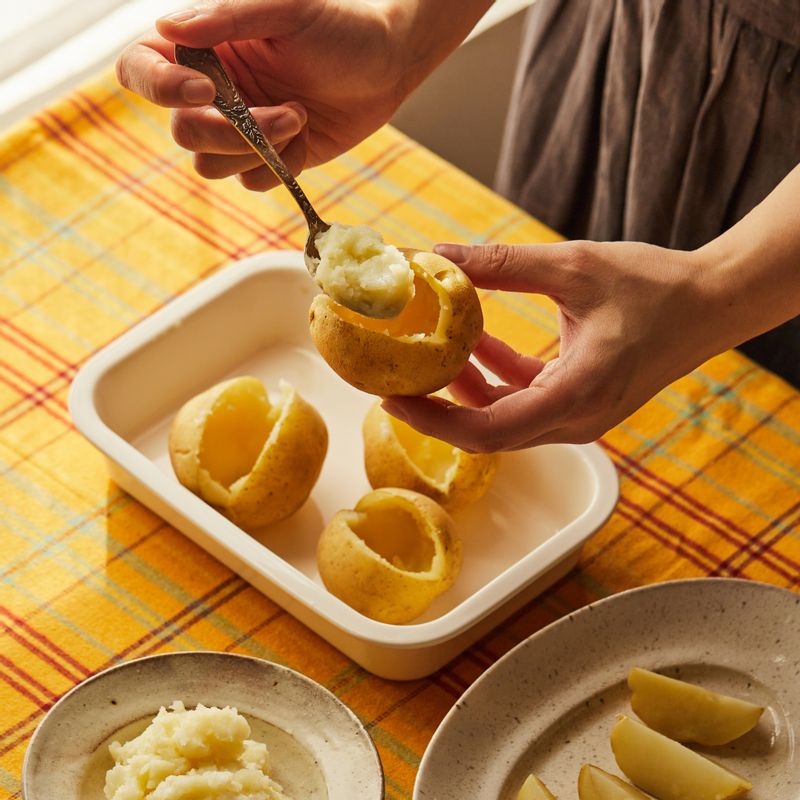 익힌 감자에 V 형태로 칼집을 낸 후 작은 숟가락으로 감자 속을 파내주세요.