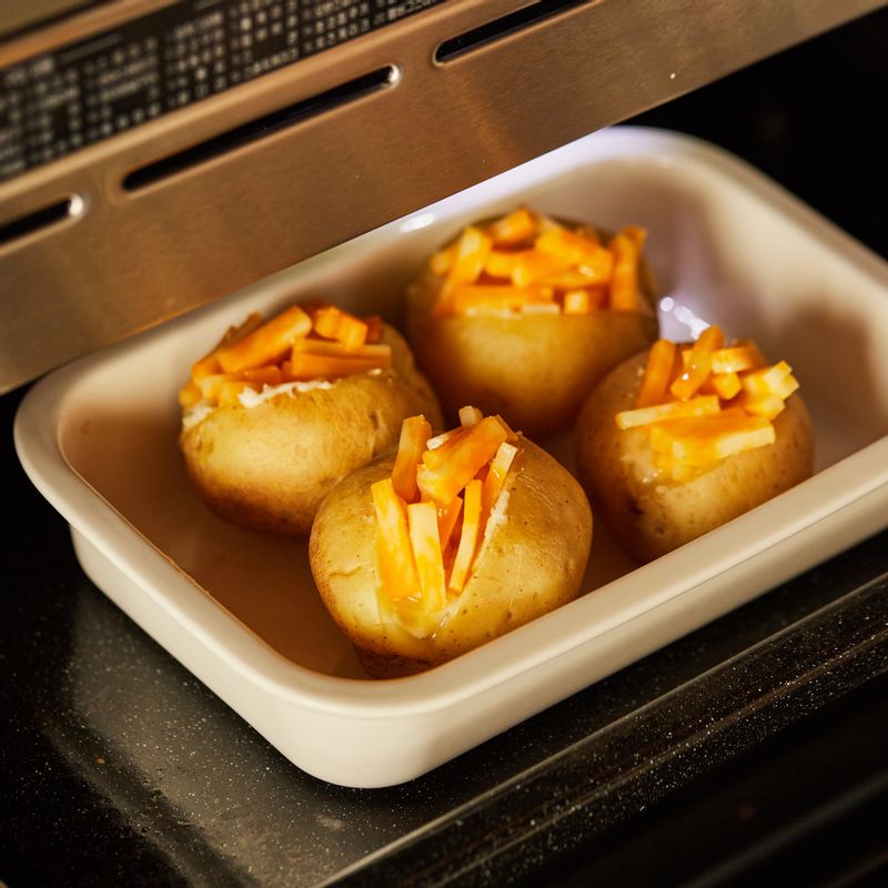 법랑 접시에 내열 용기를 올려 3단에 넣고 광파오븐 수동요리 <오븐>에서 180도로 8분간 구워주세요.
(tip."오븐에 전송" 버튼을 누르면 간단하게 설정할 수 있어요)