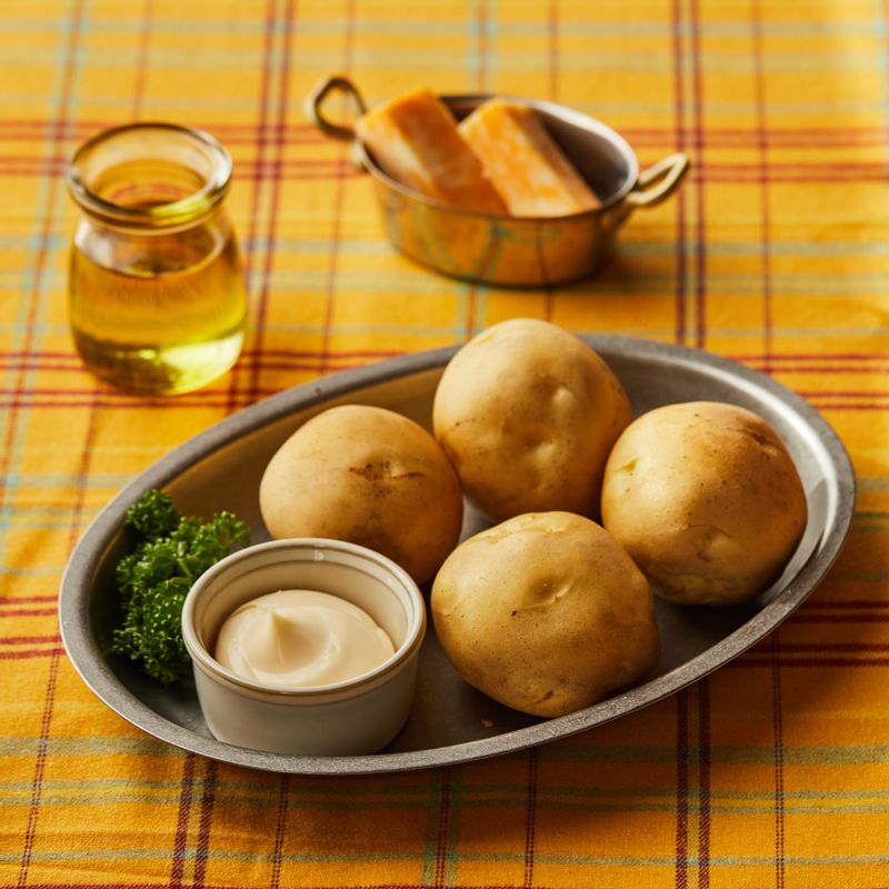 통감자 치즈구이을 위한 재료 이미지로 감자,콜비잭치즈 등으로 구성 되어있습니다.