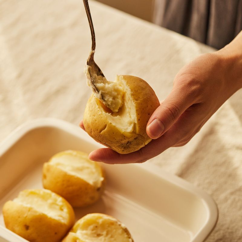 감자에 섞어둔 감자 속을 채워 넣고 잘게 썬 콜비잭치즈를 올린 후 올리브 오일을 약간 뿌려주세요.
(tip.콜비잭치즈 대신 모짜렐라치즈를 사용해도 좋아요.)