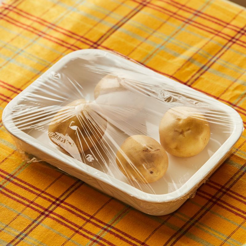 감자는 껍질째 깨끗이 씻은 후 내열 용기에 담아 랩을 씌워주세요.