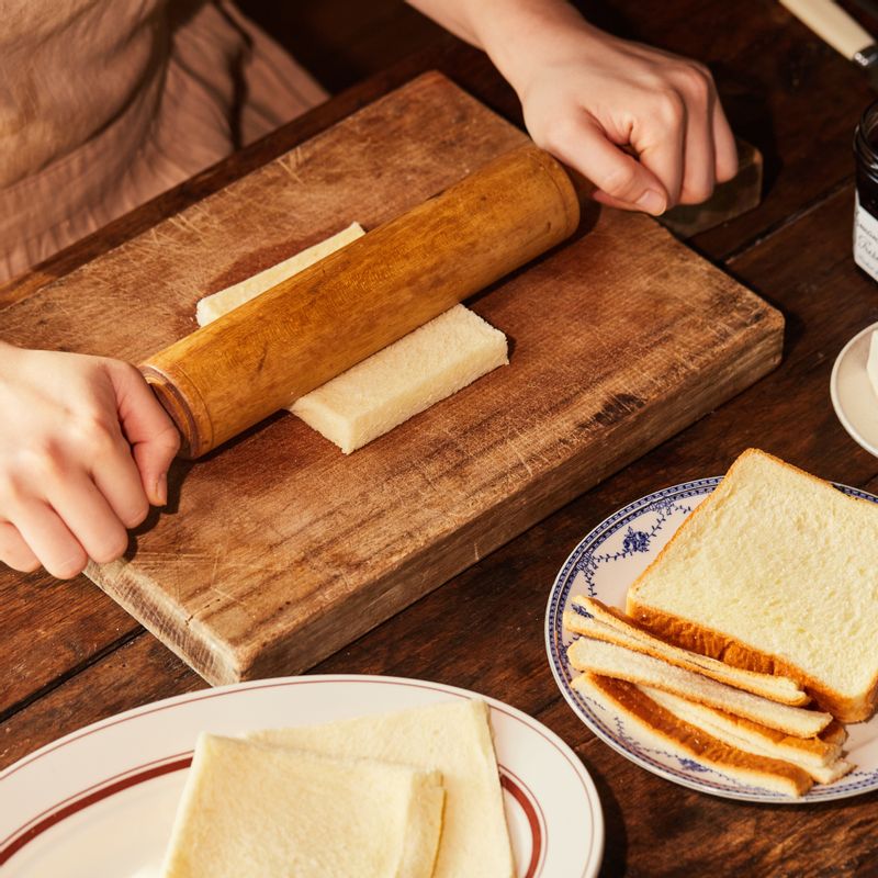 식빵은 테두리를 잘라낸 후 밀대로 얇게 밀어주세요. 볼에 달걀을 풀어 달걀물을 만들어주세요.