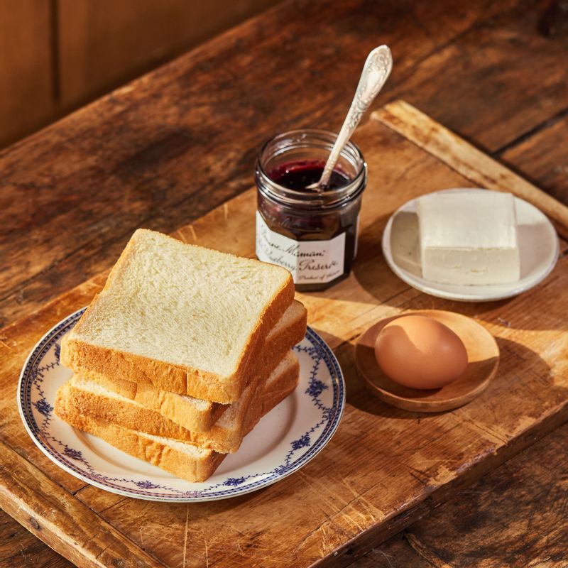 블루베리 크림치즈파이을 위한 재료 이미지로 식빵,크림치즈,블루베리 잼,달걀 등으로 구성 되어있습니다.