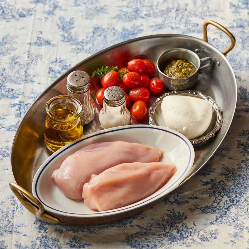 치킨마르게리타을 위한 재료 이미지로 닭가슴살,모짜렐라 치즈,바질페스토,방울토마토 등으로 구성 되어있습니다.