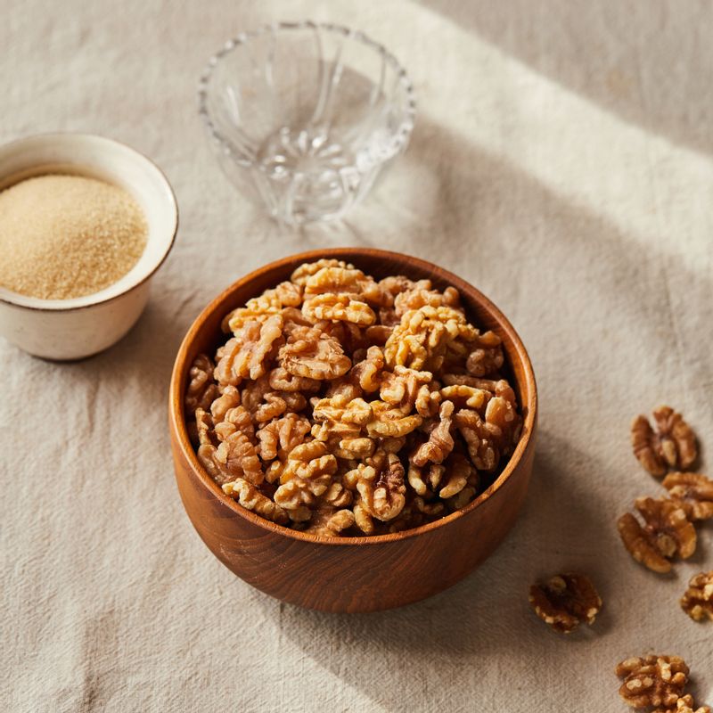 호두강정을 위한 재료 이미지로 호두,소금 등으로 구성 되어있습니다.