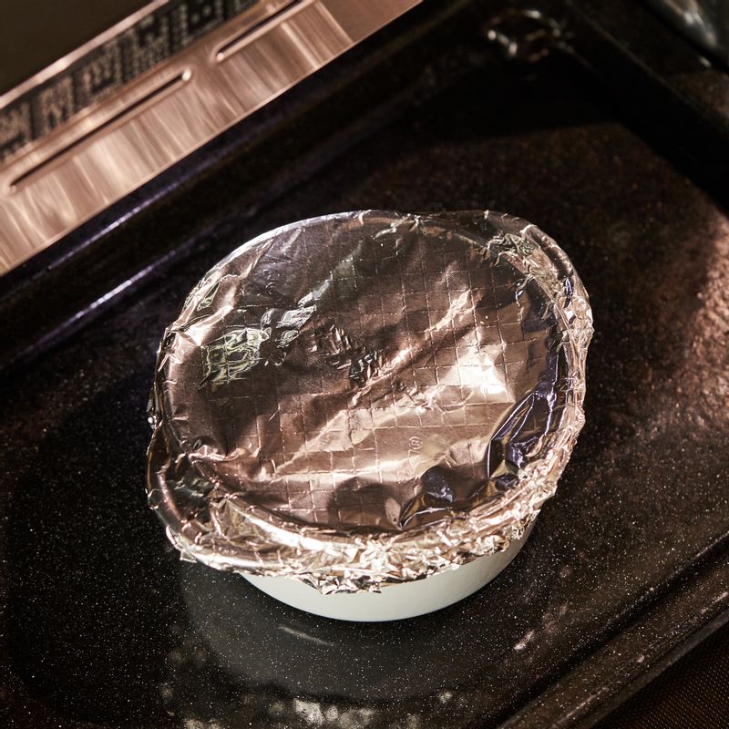 법랑 접시에 냄비를 올려 1단에 넣고 광파오븐 수동요리 <오븐>에서 220도로 30분으로 설정 후 시작해주세요. 20분이 지났을 때 포일을 벗기고 계속 조리해주세요.
(tip. "오븐에 전송" 버튼으로 조리하면 포일을 벗겨야 할 시간에 멜로디가 울려요. 멜로디가 울리면 오븐을 열어 5분내로 포일을 벗긴 후 시작버튼을 누르면 연속 조리됩니다.)