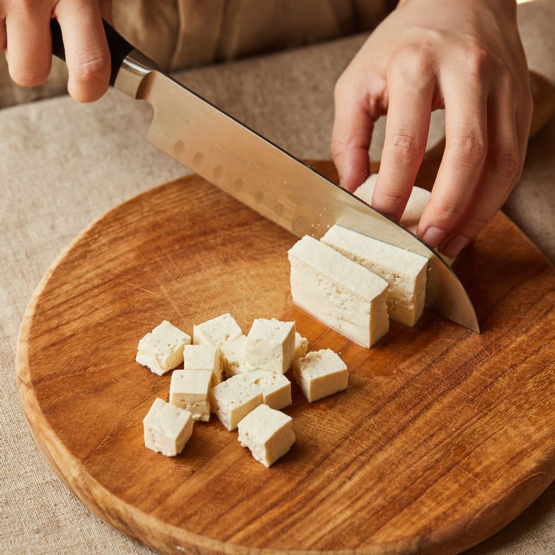 표고와 양파, 애호박, 대파는 굵게 다지고, 청고추, 홍고추는 송송 썰어주세요. 두부는 물기를 제거하고 작은 큐브 모양으로 썰어주세요.