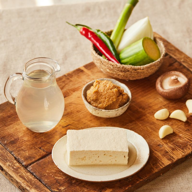 강된장을 위한 재료 이미지로 표고버섯,애호박,양파,대파,청양고추 등으로 구성 되어있습니다.