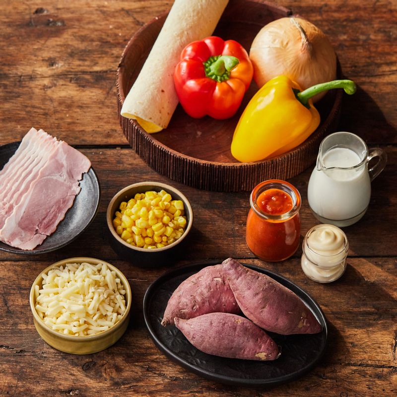 떠먹는고구마피자을 위한 재료 이미지로 고구마,토르티야,옥수수 통조림,파프리카 빨강, 노랑,양파 등으로 구성 되어있습니다.