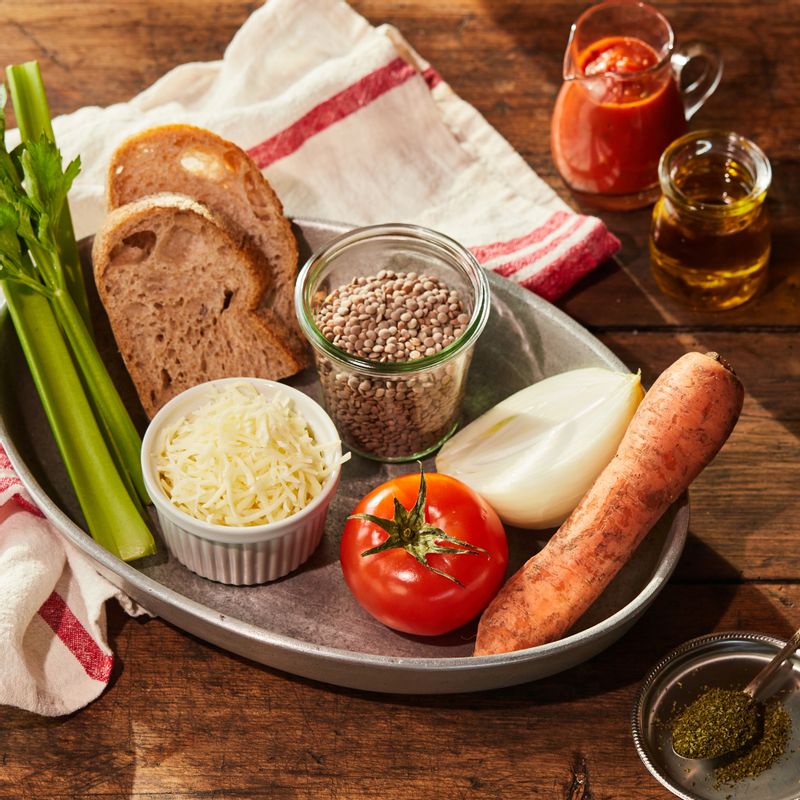 토마토스튜을 위한 재료 이미지로 토마토,렌틸콩,당근,샐러리,양파 등으로 구성 되어있습니다.