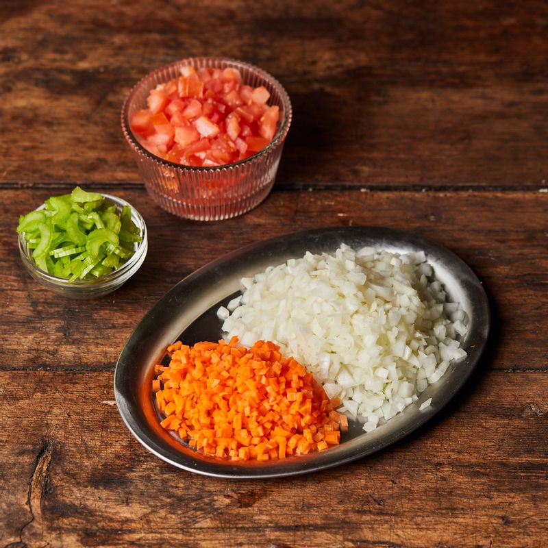 토마토, 당근, 샐러리, 양파, 마늘은 잘게 썰어주세요.