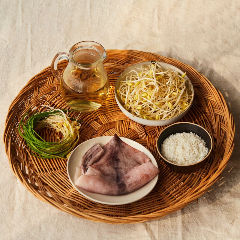 콩나물밥과 달래장을 위한 재료 이미지로 쌀,다시마 물,콩나물,오징어,달래 등으로 구성 되어있습니다.