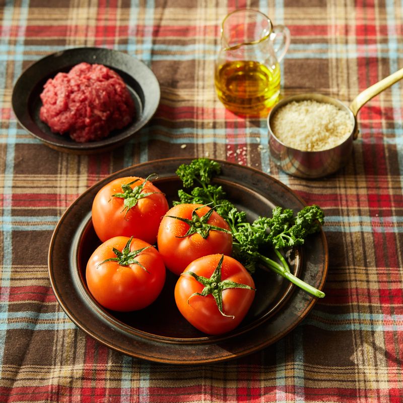 토마토팍시을 위한 재료 이미지로 토마토,양파,다진 쇠고기,다진 마늘,맛술 등으로 구성 되어있습니다.