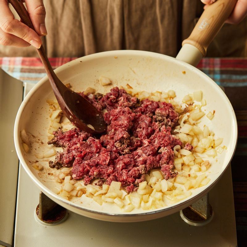 달군 팬에 오일을 두른 후 다진 마늘, 다진 양파를 볶다가 다진 쇠고기, 토마토 속 4큰술을 넣어 같이 볶아주세요. 소금, 후춧가루, 맛술을 뿌려 간을 해주세요.
(tip. 맛술을 뿌려 볶으면 고기의 누린내를 제거할 수 있어요)