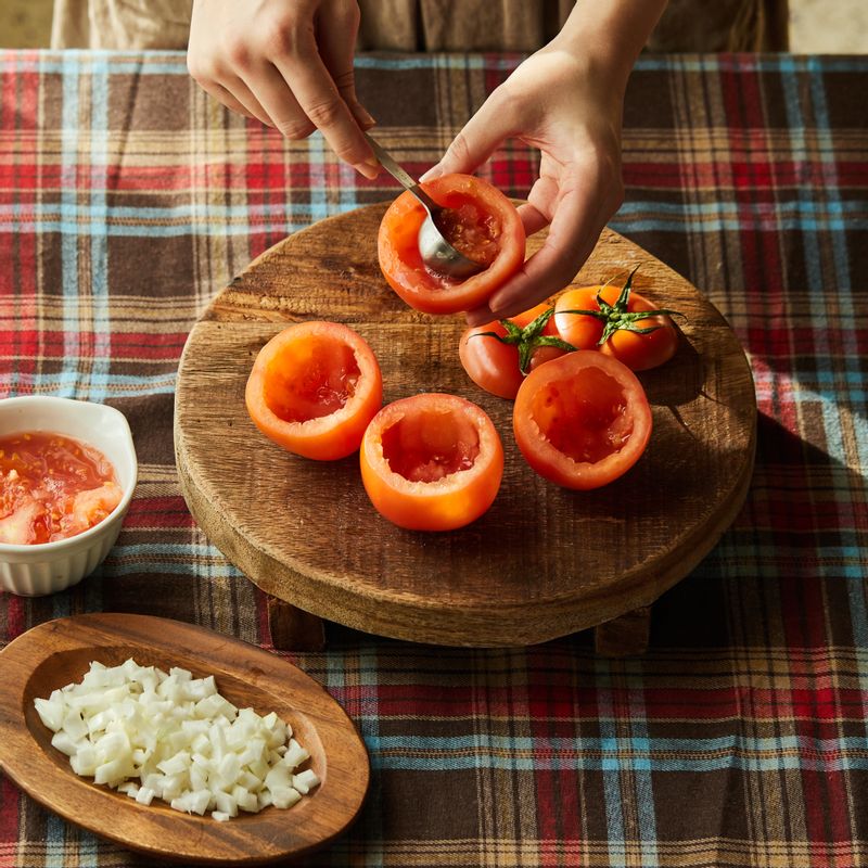 깨끗이 씻은 토마토는 꼭지 부분에서 1.5cm 정도를 자른 후 숟가락으로 속을 파주세요. 양파는 잘게 다져주세요.