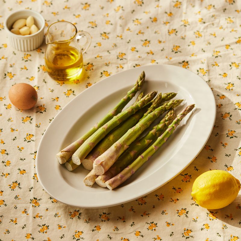 아스파라거스구이을 위한 재료 이미지로 아스파라거스,레몬,마늘,올리브오일,소금 등으로 구성 되어있습니다.