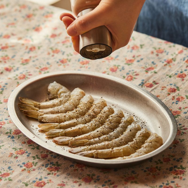 새우는 머리를 제거하고 꼬리 한마디만 남기고 껍질을 벗긴 후 내장을 제거해 주세요. 새우에 약간의 소금, 후춧가루를 뿌려 밑간을 해주세요.