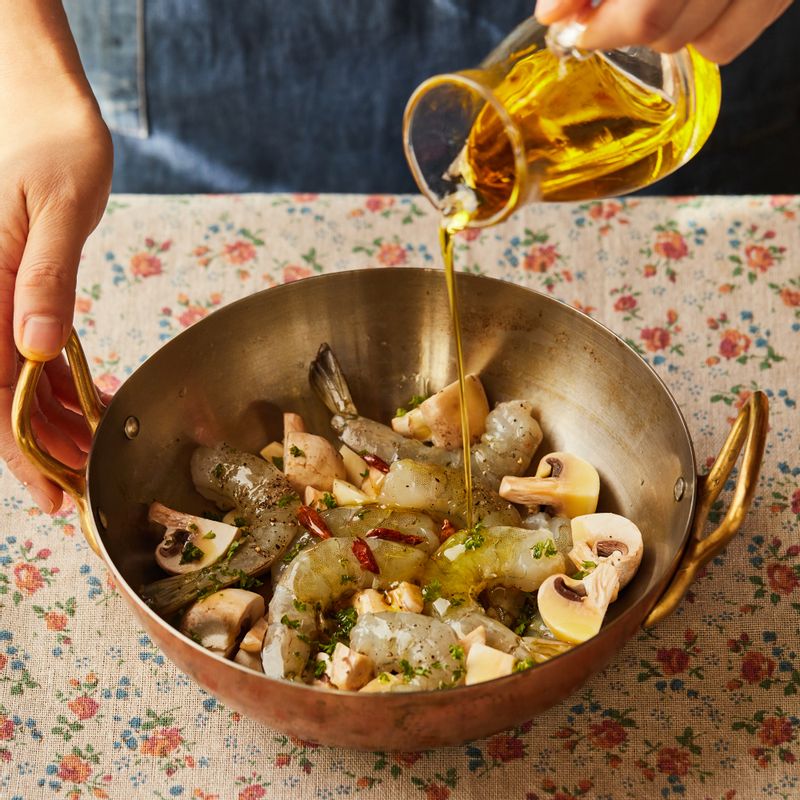 내열 용기에 새우, 마늘, 양송이, 페페론치노, 파슬리를 넣고 올리브오일을 뿌린 후 소금, 후춧가루로 간을 해주세요.