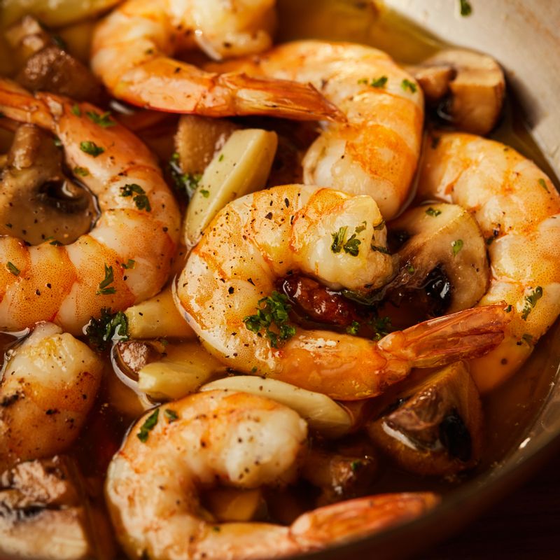 완성된 감바스를 구운 바게트와 함께 맛있게 즐겨주세요.