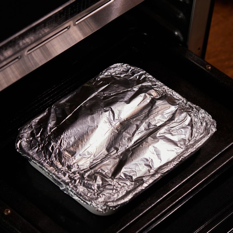 법랑 접시 위에 내열 용기를 올려 1단에 넣고 광파오븐 수동요리 <오븐>에서 200도로 25분으로 설정 후 시작해주세요. 20분이 지났을 때 포일을 벗기고 계속 조리해주세요.
(tip. "오븐에 전송" 버튼으로 조리하면 포일을 벗겨야 할 시간에 멜로디가 울려요. 멜로디가 울리면 오븐을 열어 5분내로 포일을 벗긴 후 시작버튼을 누르면 연속 조리됩니다.)