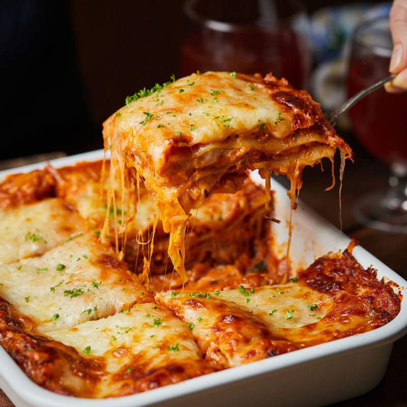 완성된 라자냐에 다진 파슬리를 뿌린 후 맛있게 즐겨주세요.