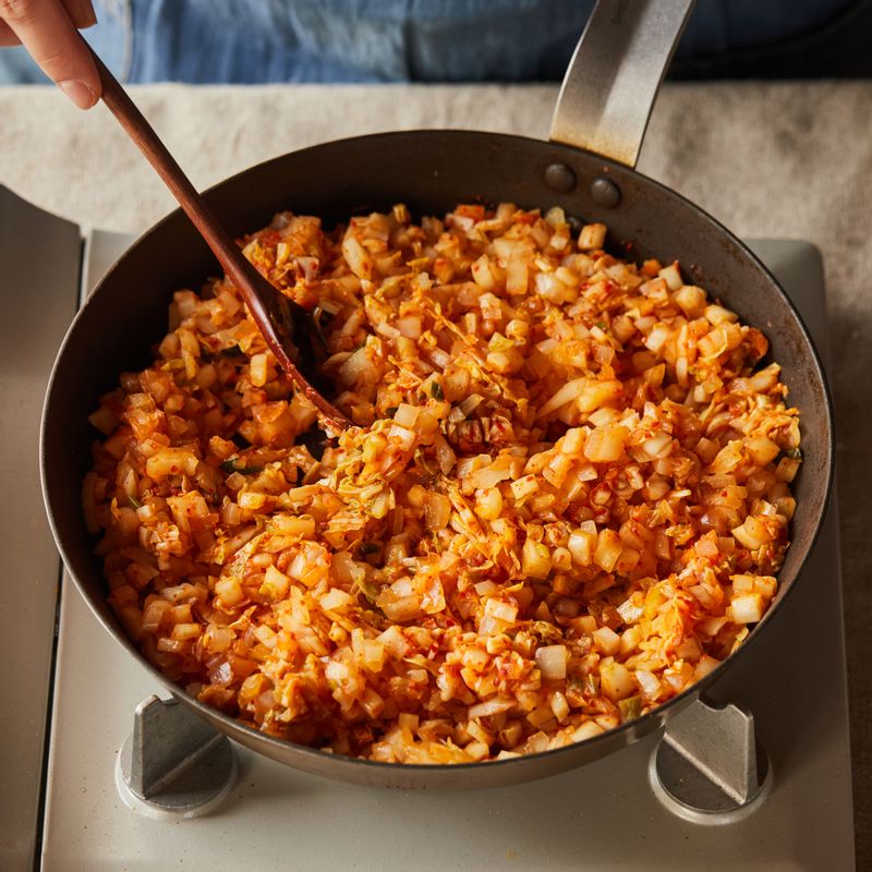 달군 팬에 올리브오일을 두른 후 양파를 볶다가 김치를 넣고 볶아주세요.