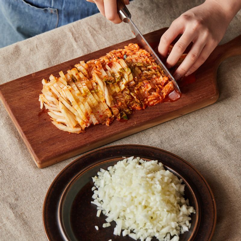 김치와 양파는 잘게 썰어주세요.