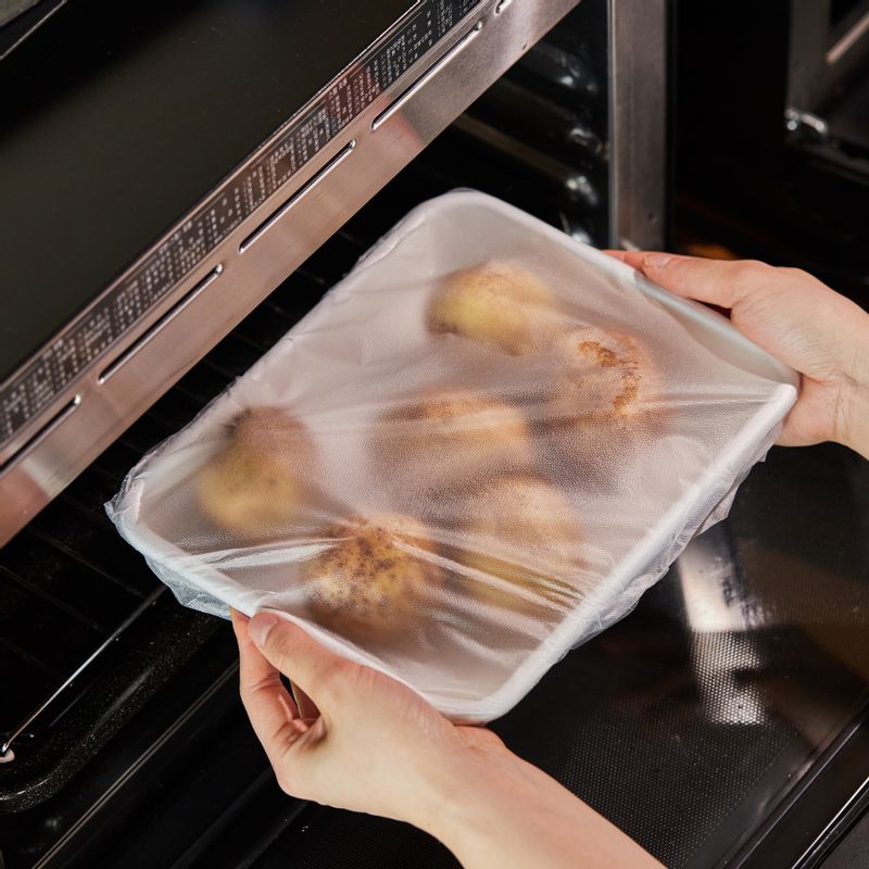 법랑 접시에 석쇠를 놓고 내열 용기를 올려 1단에서 광파오븐 수동요리 <레인지>로 10분간 익혀주세요.