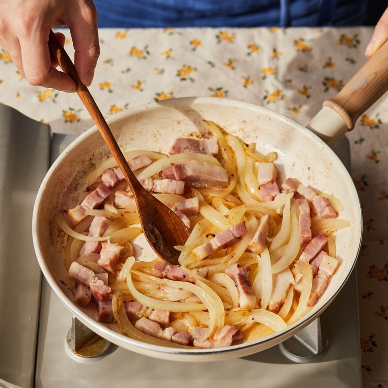 달군 팬에 버터와 양파, 베이컨을 넣고 소금, 후춧가루를 뿌려 볶다가 화이트 와인과 생크림을 붓고 끓으면 불을 꺼주세요.
(tip. 화이트와인은 생략 가능해요.)