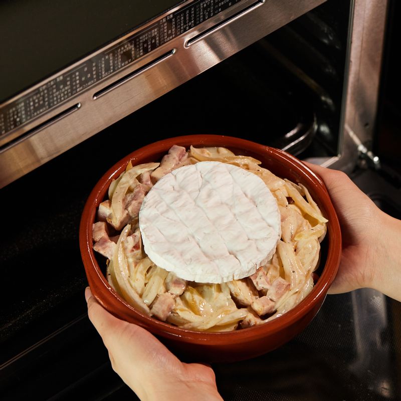 법랑 접시 위에 내열 용기를 올려 1단에 넣고 광파오븐 수동요리 <오븐>에서 230도로 15분간 구워주세요.
(tip. “오븐에 전송” 버튼을 누르면 간단하게 설정 할 수 있어요)