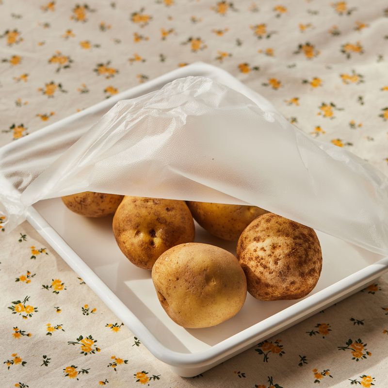 깨끗이 씻은 감자를 내열 용기에 담아 랩 또는 뚜껑을 씌워주세요.