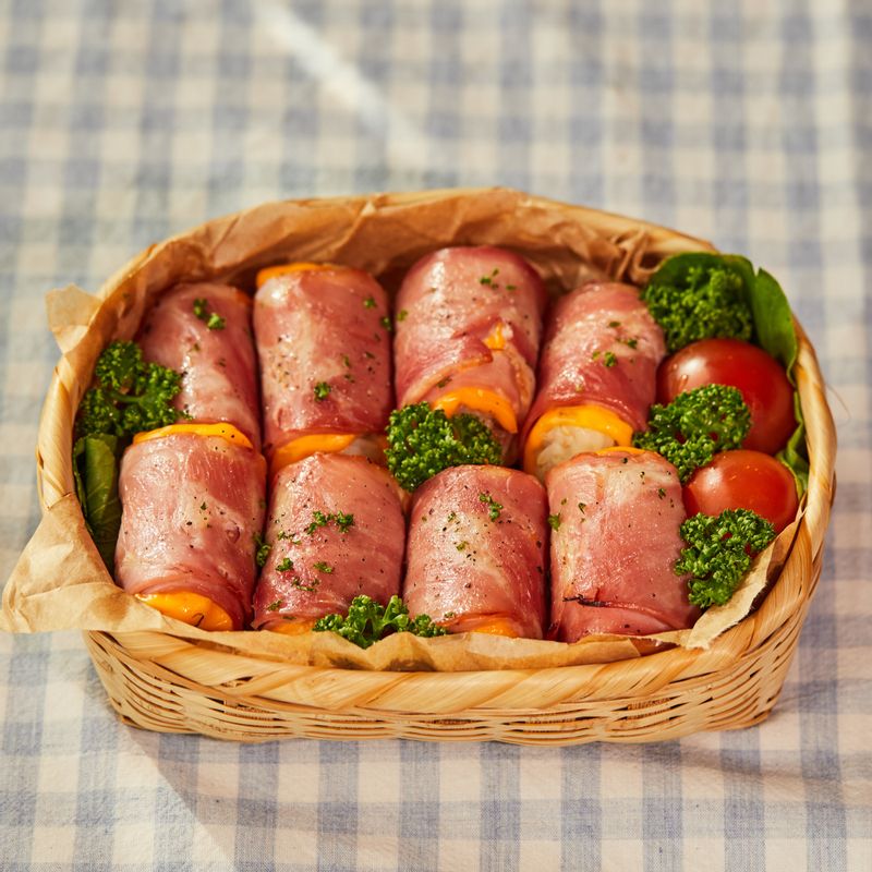 완성된 베이컨 치즈 말이 밥에 파슬리를 뿌려 맛있게 즐겨주세요.