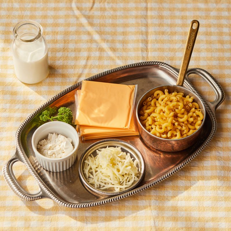 맥앤치즈을 위한 재료 이미지로 마카로니,체다 치즈,우유,버터, 밀가루 등으로 구성 되어있습니다.