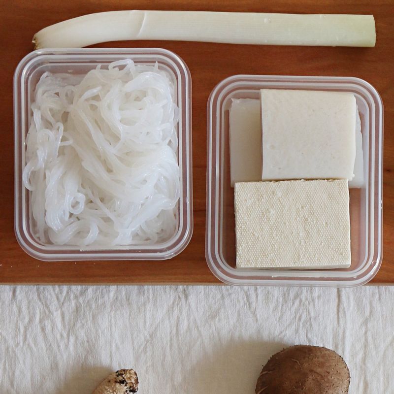 두부는 3×4cm 크기로 납작하게 썰어 물기를 제거하고 마른 팬에 노릇하게 구워주세요. 실곤약은 끓는 물에 살짝 데친 후 찬물에 담갔다가 물기를 제거해 준비합니다.