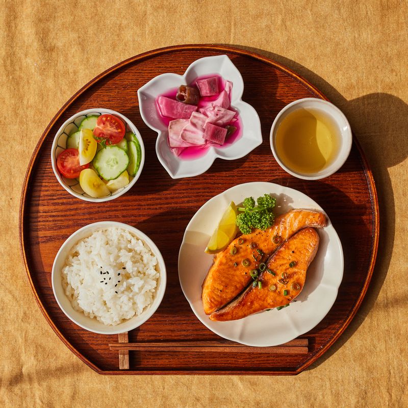 완성된 데리야끼 연어구이를 접시에 담아 맛있게 즐겨주세요.