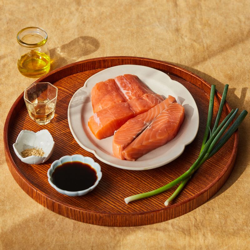 데리야끼 연어 오븐구이을 위한 재료 이미지로 연어 필렛,소금,후춧가루,올리브유 등으로 구성 되어있습니다.