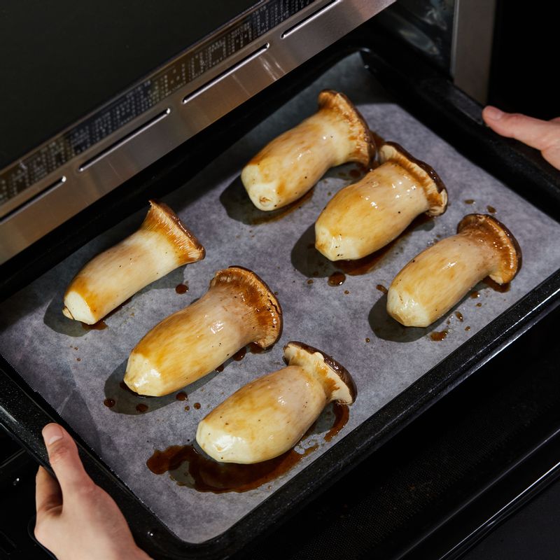 법랑 접시를 3단에 넣고 광파오븐 수동요리 <오븐>에서 200도로 15분간 구워주세요.