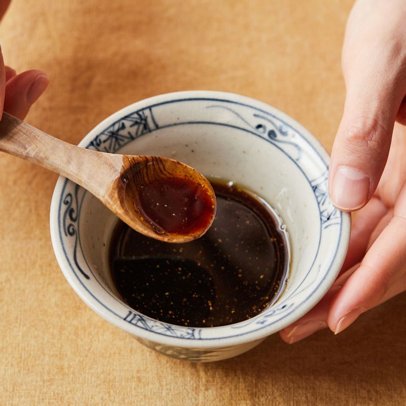 볼에 양념 재료를 넣어 섞은 후 새송이버섯에 골고루 발라주세요.