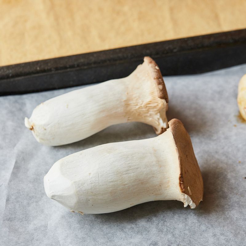 법랑 접시에 깨끗이 씻은 새송이버섯을 올려주세요.