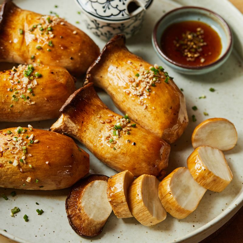 접시에 새송이 통구이를 담고 소스를 한 번 더 바른 후 먹기 좋게 잘라 맛있게 즐겨주세요.