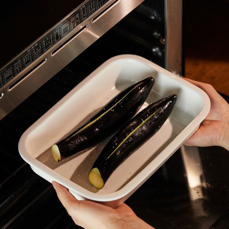 "법랑 접시 위에 석쇠를 놓고 내열 용기를 올려 1단에 넣은 후 광파오븐 수동요리 <스팀 레인지>에서 4분간 익혀주세요.
*광파오븐 스팀 물통에 물을 채우고 시작해주세요."