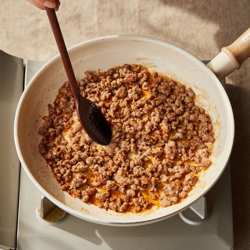 팬에 기름을 약간 두르고 밑간을 한 돼지고기와 굴소스를 넣고 볶아 주세요.