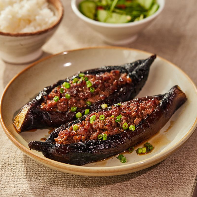 접시에 담아 쪽파와 통깨를 뿌려 맛있게 즐겨주세요.