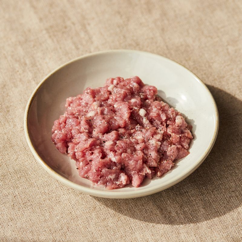 돼지고기는 밑간 재료에 10분간 재워주세요.